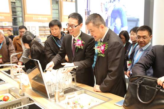 媽媽的時間機(jī)器亮相2017AWE 方太再掀智能廚電熱潮