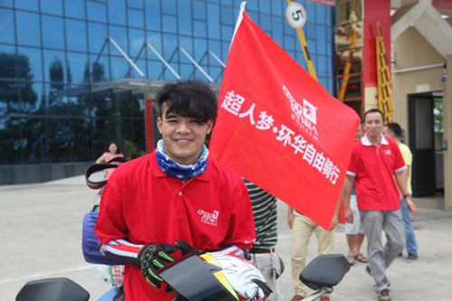 中國最年輕摩托車手環華騎行在超人廚衛發車