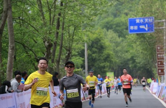 4800人體驗天臺山春景 顧家家居領跑一場有愛的馬拉松