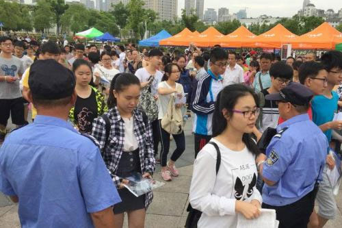 柏瑪凈水器助力高考為學(xué)者家長提供免費直飲水