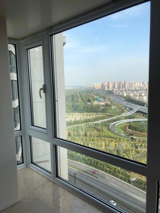 業(yè)主反映剛換完又新又貴的隔熱斷橋鋁門窗，窗臺反倒漏水？